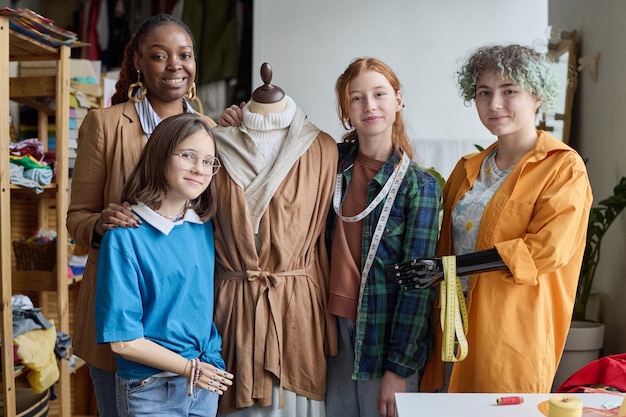 Група студентів вивчає вишивку